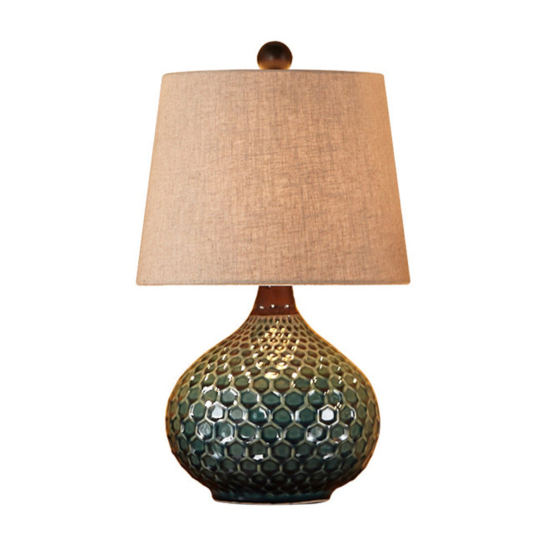 Lampada da notte in tessuto a tamburo affusolato Lampada da tavolo da soggiorno retrò a 1 luce in bianco/caffè con base in ceramica a cipolla