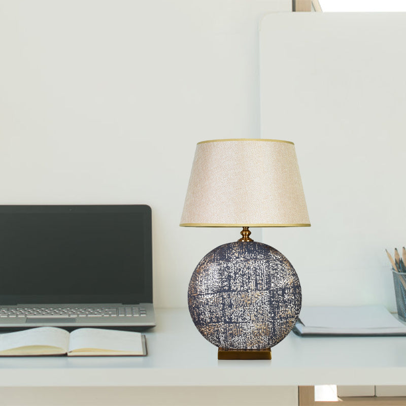 Stof beige tafel licht taps toelopend 1 kop woonkamer nachtkastje lamp met verontruste ronde basis