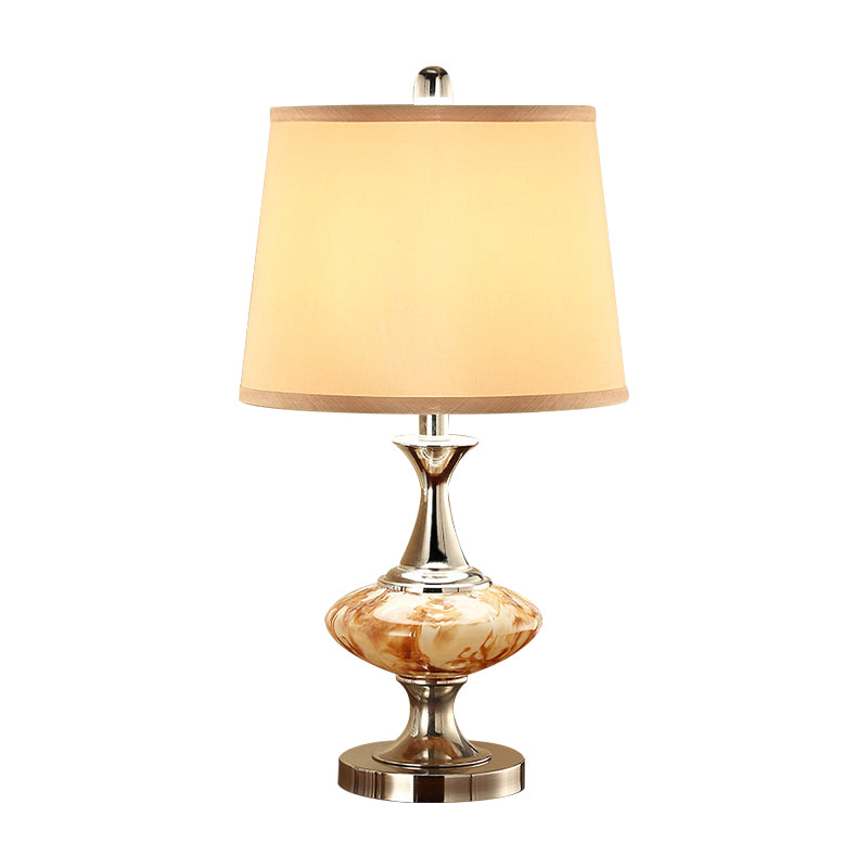 Lampada da comodino Country Drum, illuminazione da tavolo in tessuto a 1 luce con base panciuta in nichel