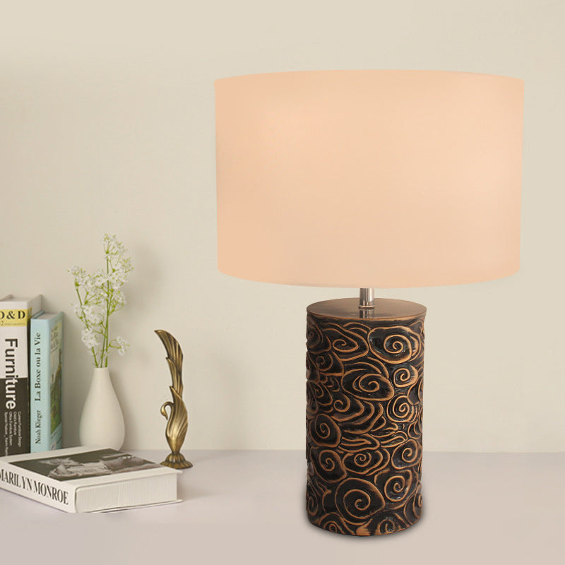 1 Kopfharz Tischbeleuchtung Vintage Bronze Scroll gemustertes Säulen Schlafzimmer Nachtlampe mit runden Stofflampe