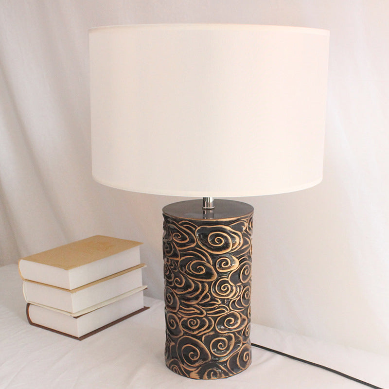 1 Kopfharz Tischbeleuchtung Vintage Bronze Scroll gemustertes Säulen Schlafzimmer Nachtlampe mit runden Stofflampe