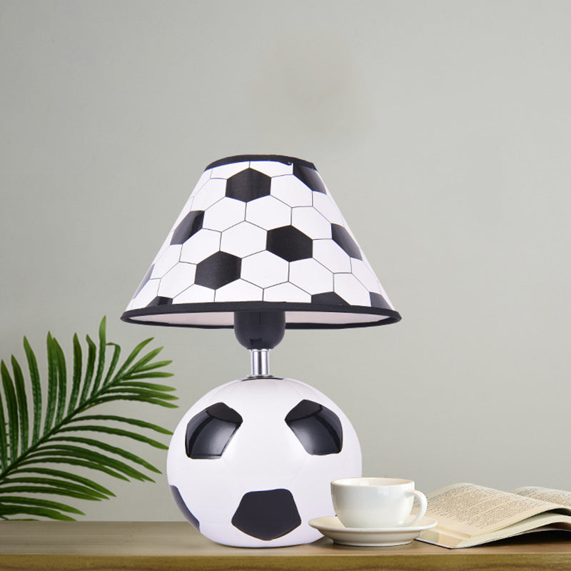 Voetbalachtige keramiek Nachttafellichtcartoon 1-head Wit en zwarte nachtlamp met kegel plastic schaduw