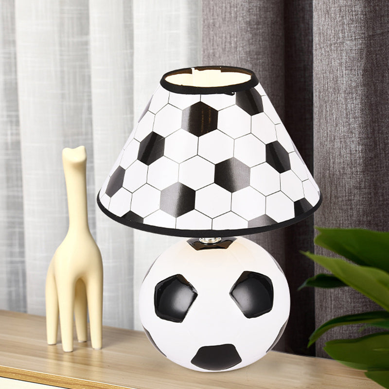 Voetbalachtige keramiek Nachttafellichtcartoon 1-head Wit en zwarte nachtlamp met kegel plastic schaduw
