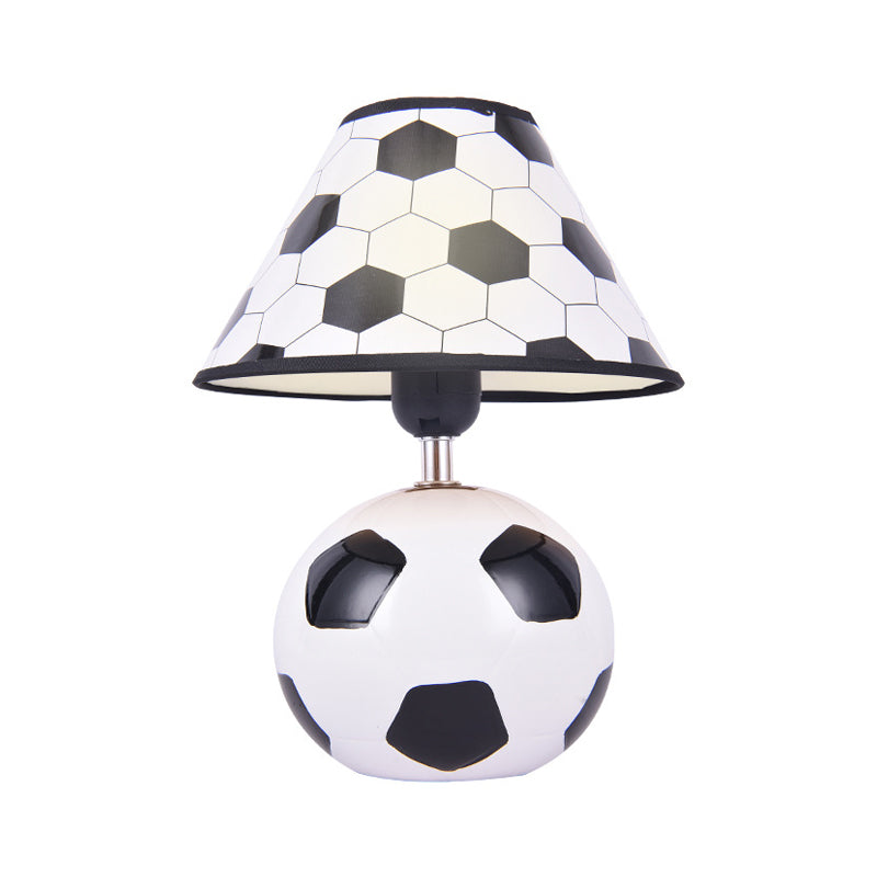 Voetbalachtige keramiek Nachttafellichtcartoon 1-head Wit en zwarte nachtlamp met kegel plastic schaduw