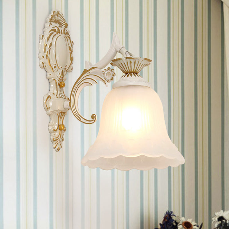 Traditionelle Glockenleuchten 1/2-Bulb-Weißglaswandbeleuchtung mit geschnitztem Arm für Schlafzimmer