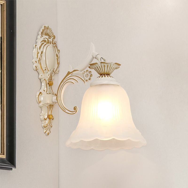 Traditionelle Glockenleuchten 1/2-Bulb-Weißglaswandbeleuchtung mit geschnitztem Arm für Schlafzimmer