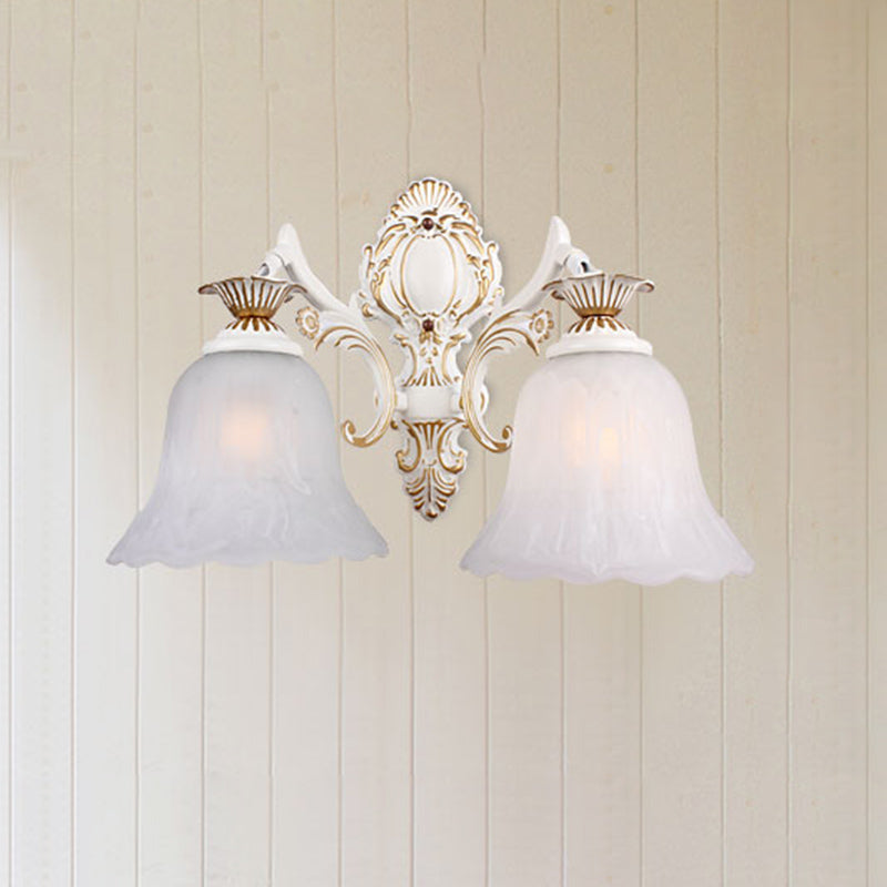 Traditionelle Glockenleuchten 1/2-Bulb-Weißglaswandbeleuchtung mit geschnitztem Arm für Schlafzimmer