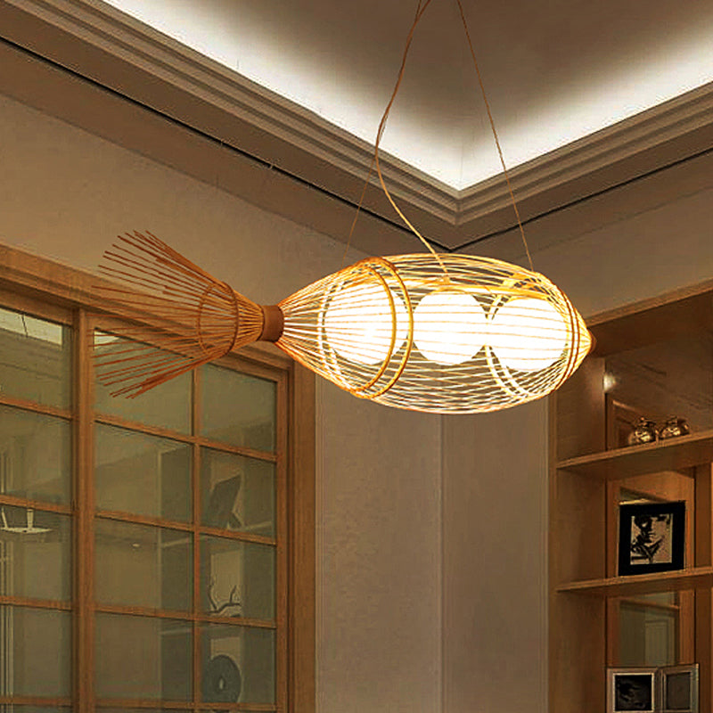 Chinesische fischförmige Anhängerlampe Bambus 3 Lichter Bistro Kronleuchter mit Kugelschatten im Holz