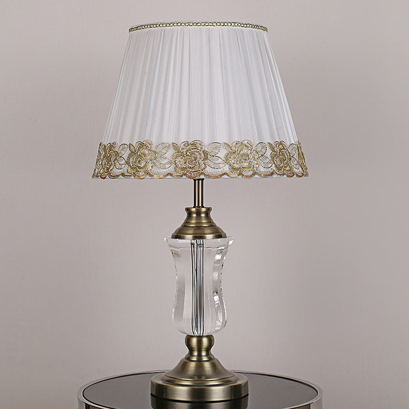 Barreau beige Lumière de nuit moderne 1 lampe de table en tissu léger avec support de lampe en cristal d'urne