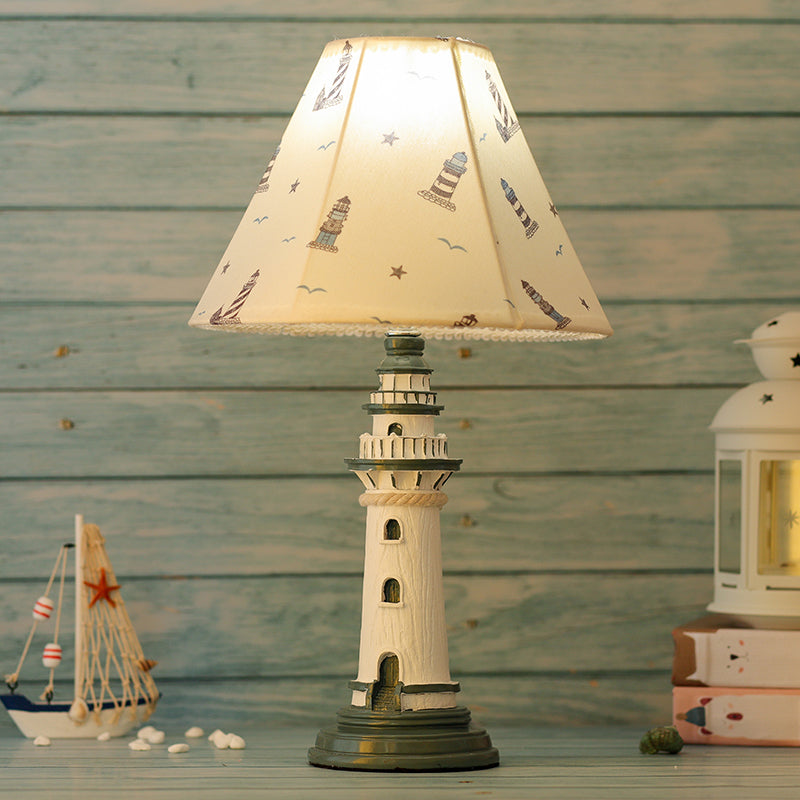 Lampada da tavolo per cameretta con luce notturna affusolata mediterranea in tessuto a 1 lampadina con motivo a torre/barca/striscia e base a faro