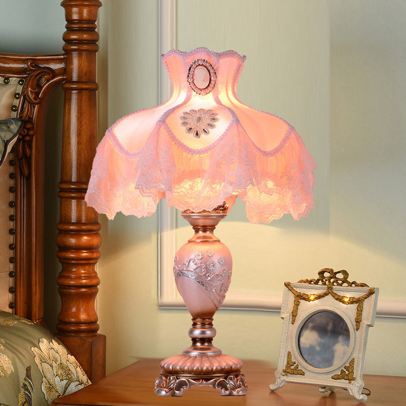 Lampada da comodino da soggiorno in resina coreana con vaso di fiori a 1 lampadina in rosa con finiture in pizzo