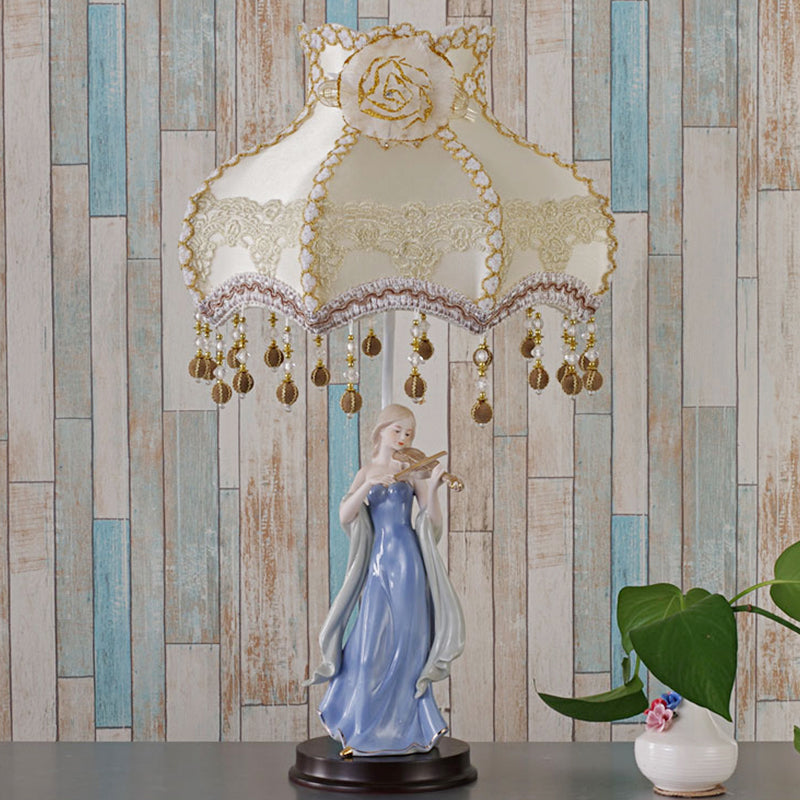 Illuminazione da tavolo con finiture in tessuto ondulato Lampada da notte vintage beige a 1 luce con design donna in ceramica