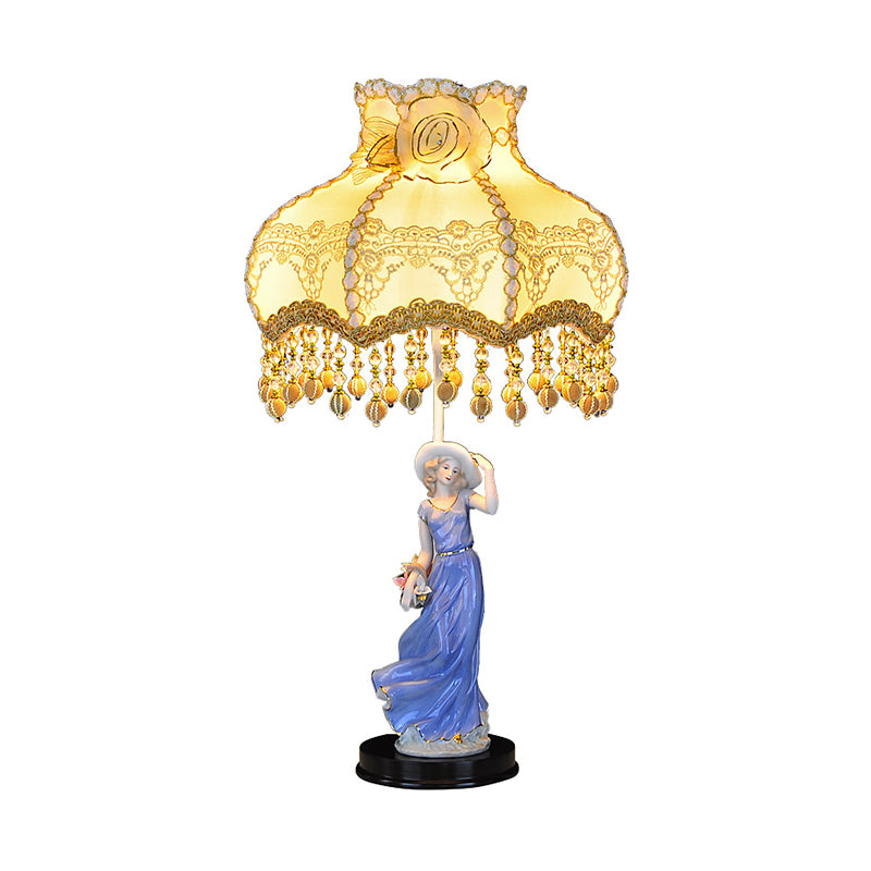 Lampada da tavolo pastorale donna notturna in ceramica beige a 1 lampadina con paralume in tessuto smerlato