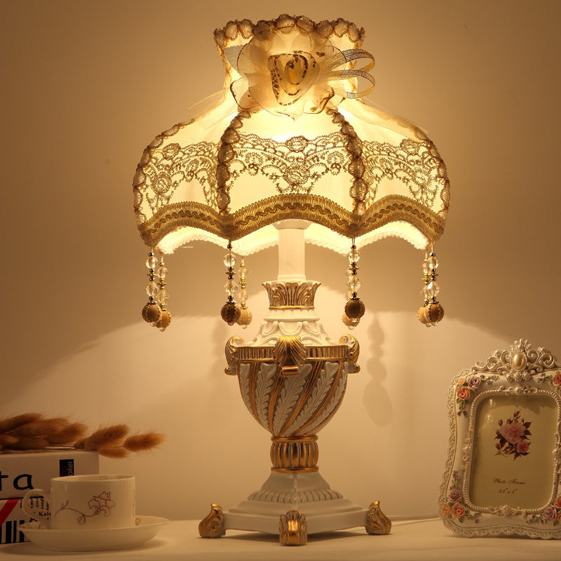 Lampada da tavolo a forma di urna in resina Stile pastorale 1 testa beige night luce con tonalità in tessuto