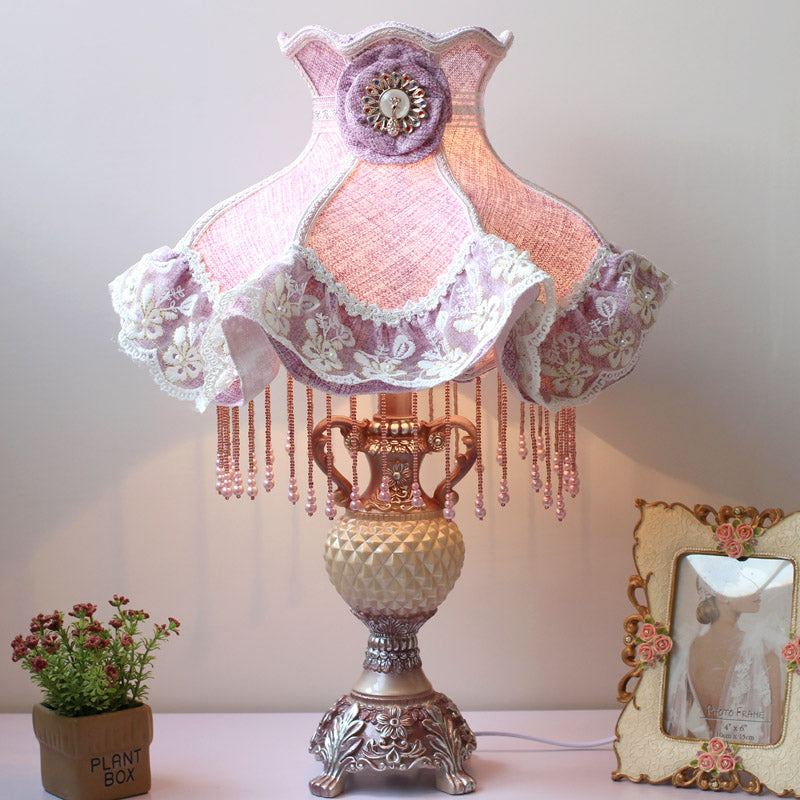 Französische Spitzenverkleidung Nacht Lampenmaterial 1-Bulb-Schlafzimmertisch Licht in Lila mit Harzvase-Basis