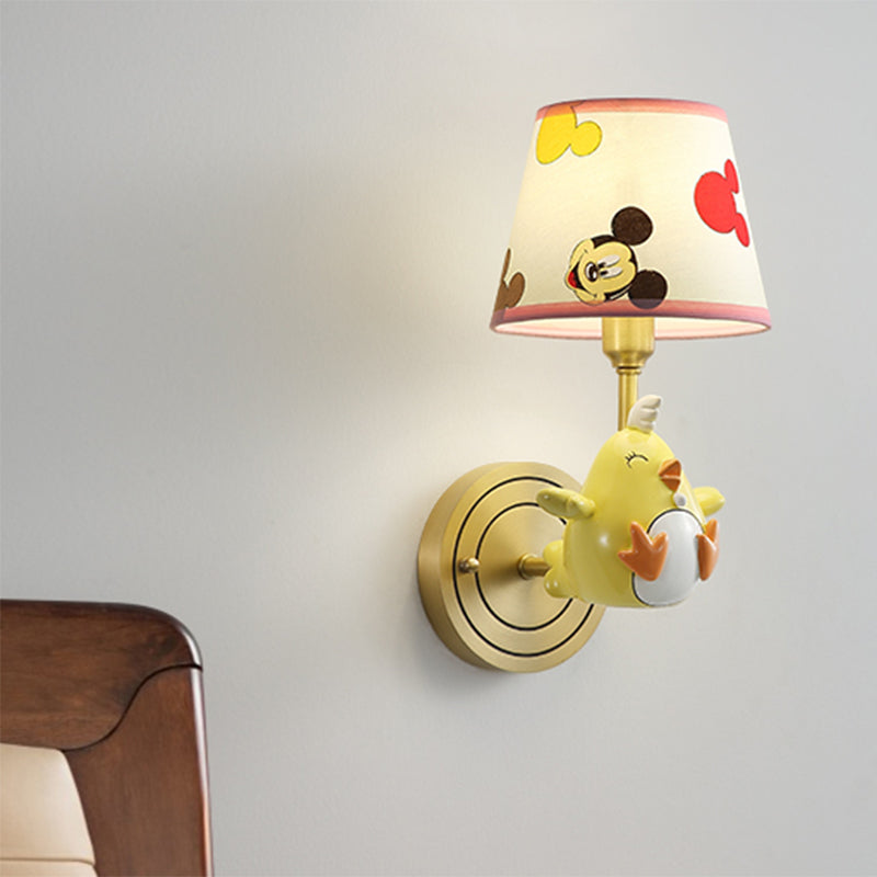 Carton de lampe d'applications de poulet en métal 1 luminaire mural clair avec nuance de tissu à motifs pour chambre à coucher en jaune