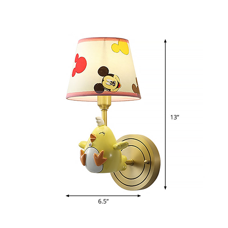Lámpara de mate de pollo de metal Cartoon 1 Luz de la pared ligera con sombra de tela estampada para el dormitorio en amarillo