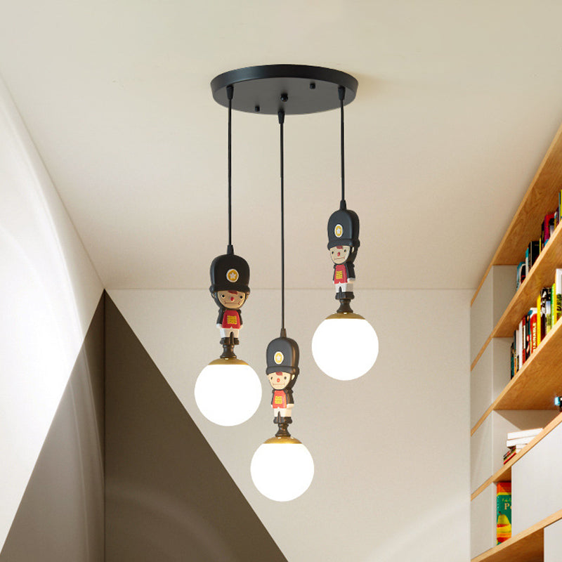 Globe Hanging Light Kit Cartoon Glas 3 Köpfe schwarzer Muti -Lichtanhänger mit Soldatendekoration