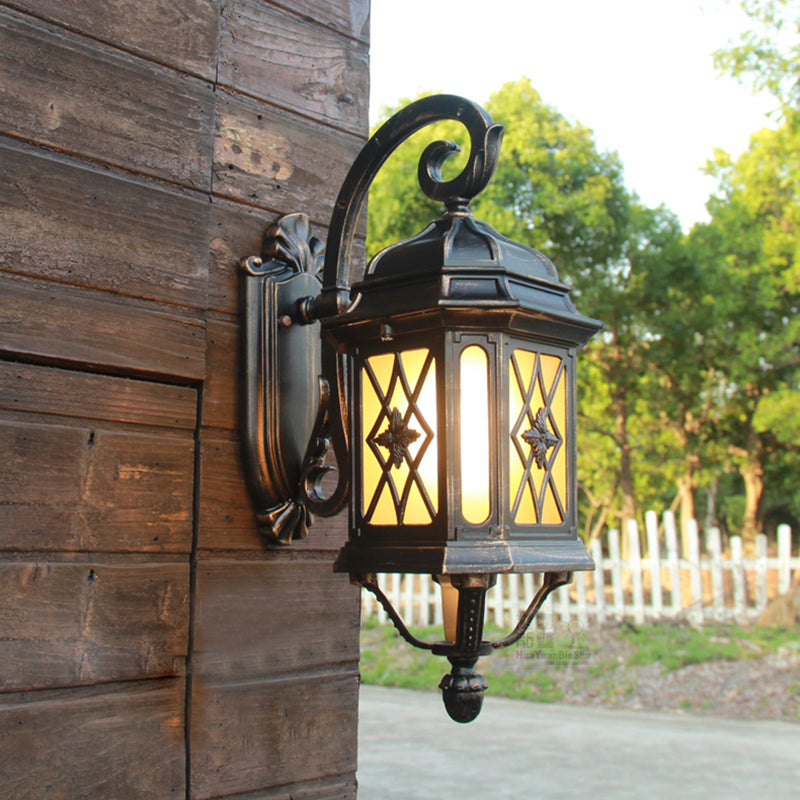 Illuminazione da parete a gabbia per uccelli in alluminio, applique da esterno rurale a 1 testa in nero con paralume in vetro smerigliato