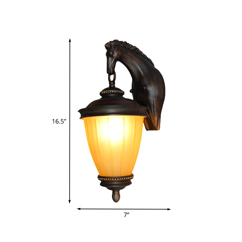Geel glas urn wandlicht landelijk