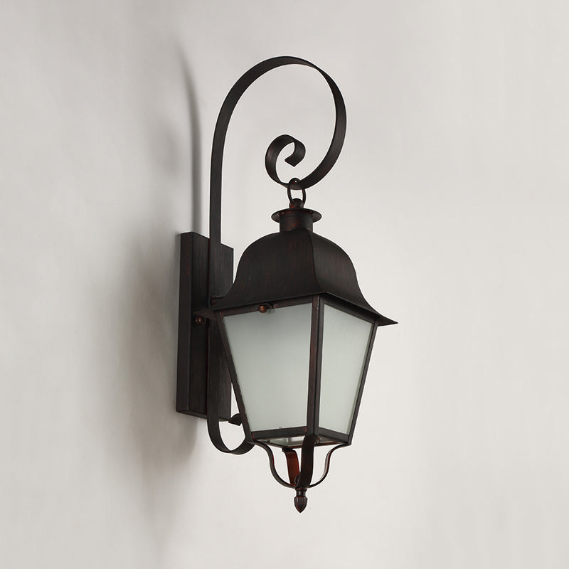 Cottage Curvy Wandlampe 1 Leichte metallische Wandleuchte mit Lantern gefrosteter Glasschatten in Schwarz