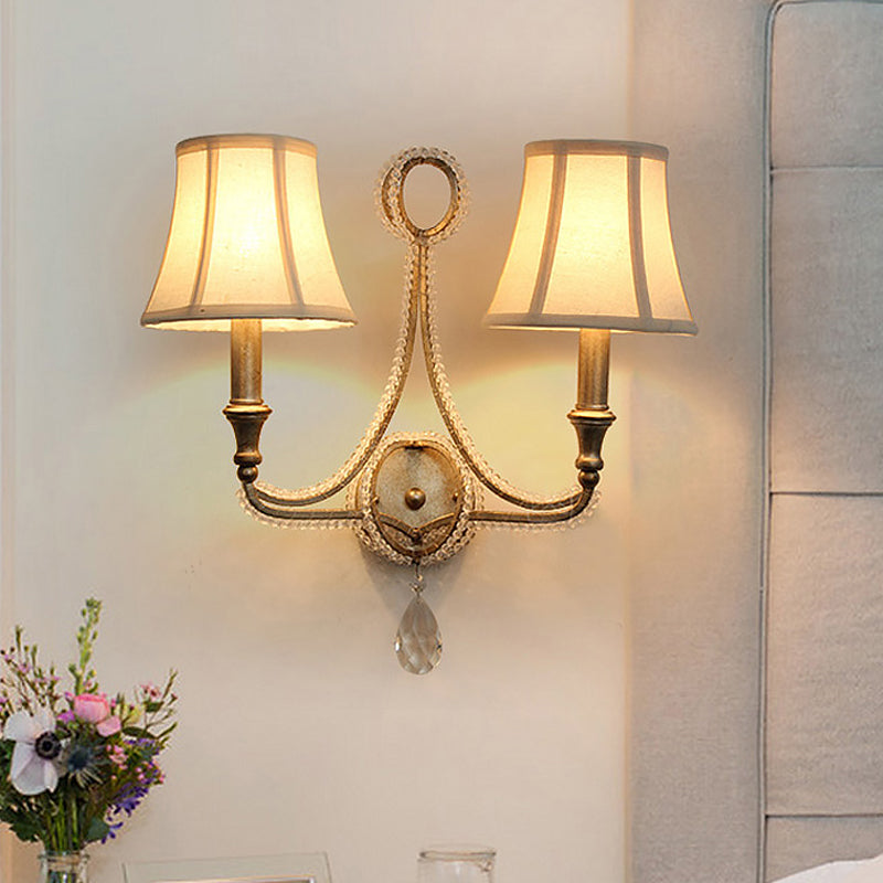 Idee per illuminazione a parete da 1/2-bulba Lampada a parete in tessuto a campana rustico in beige/argento invecchiato con goccia di cristallo