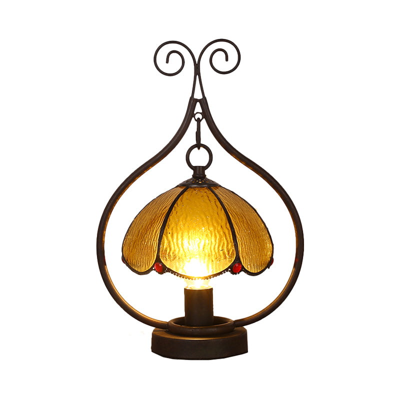 Bronze 1 Kopftischlampe Tiffany Bernsteinglas Jakobsmuschelkante Dome Night Light mit Scroll-Ringarm