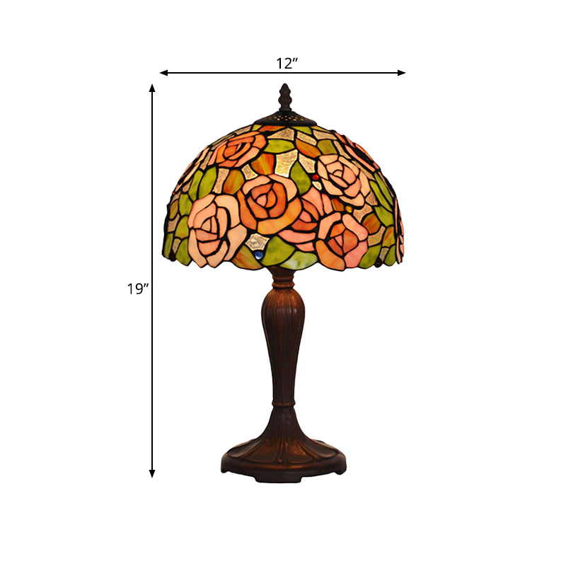 Bronze Single Nightand Light Tiffany Tachate Art Glass Peony Table Table avec une teinte à dôme