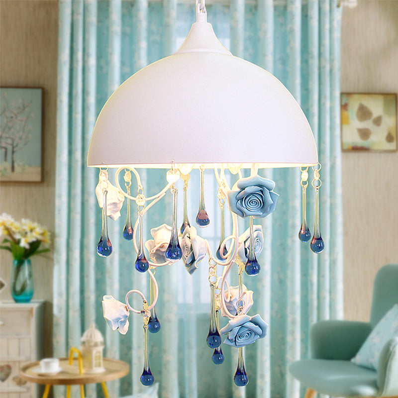 Kuppel Eisenanhänger Kronleuchter Modern 3 Lichter Wohnzimmer Drop -Lampe in Weiß mit Rosen- und Kristallakzent