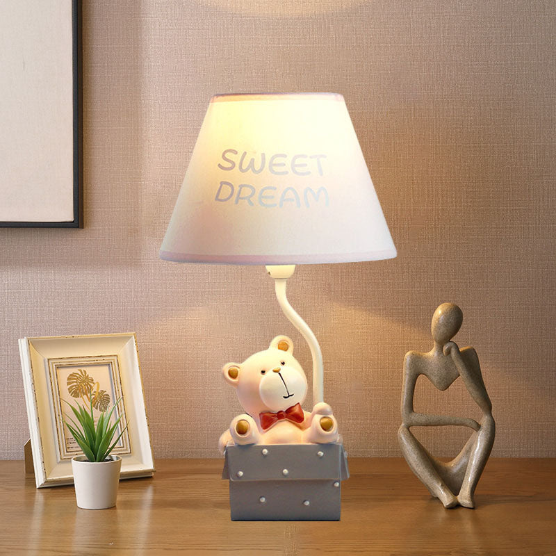 Lampada da comodino per camera singola in resina a forma di orso, con paralume in tessuto a cono in rosa/blu