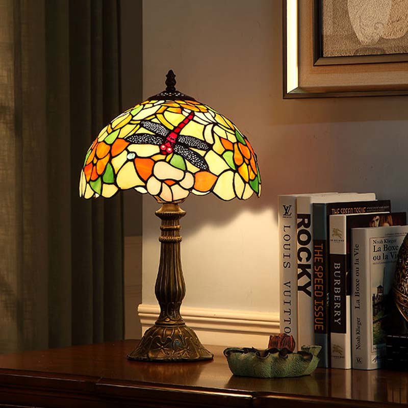 Lampada da tavolo Tiffany a 1 testa con luce notturna in vetro bronzo lavorato a mano con libellula e peonia