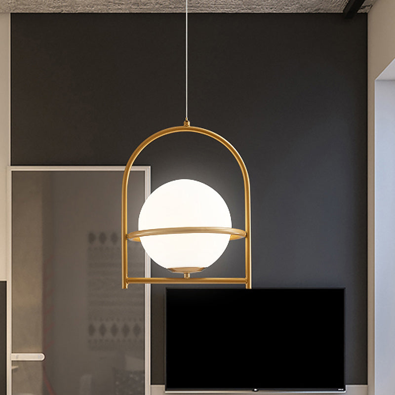 Moderne Kugelsuspension Licht mit Vogelkäfig -Design Opalglas 1 Glühbirne 9 "/11" Breite Nachttätigkeit Deckenhänge in Schwarz/Gold