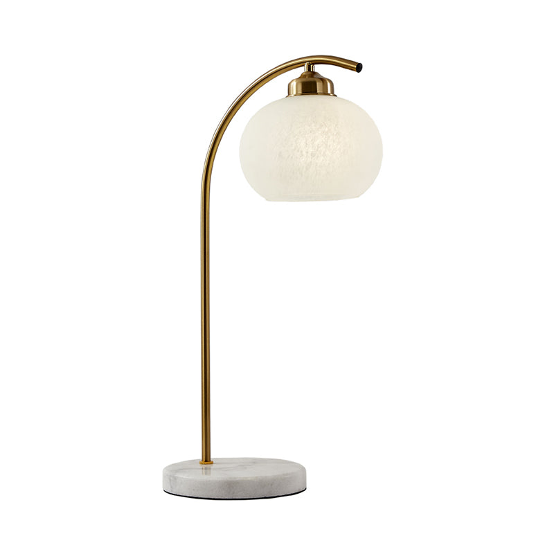Domed White Glass Table Light Postmodern Single Head Brass Finish Desk Lamp voor studieruimte