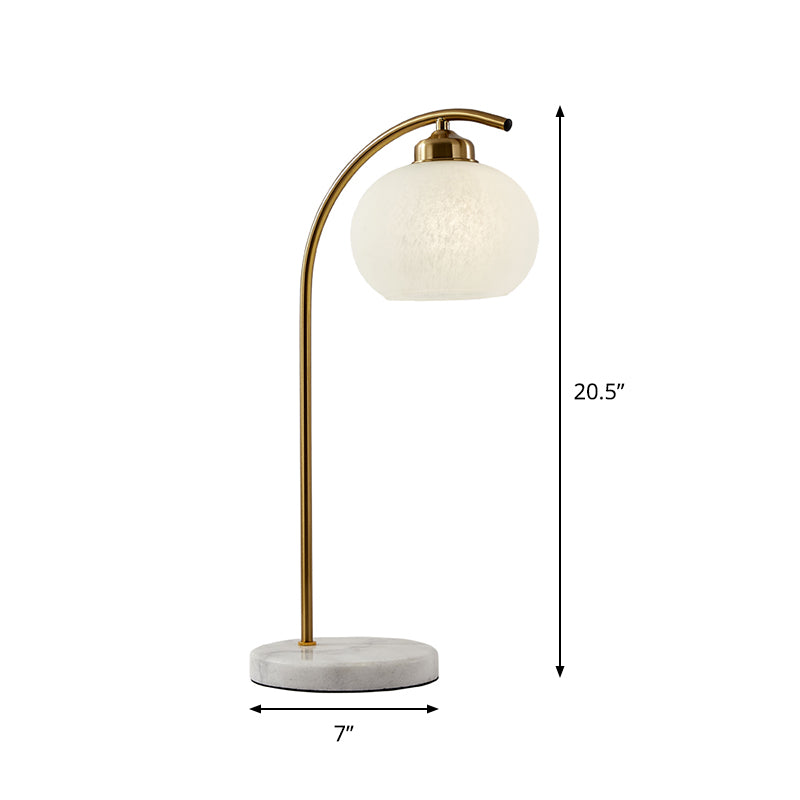 Domed White Glass Table Light Postmodern Single Head Brass Finish Desk Lamp voor studieruimte