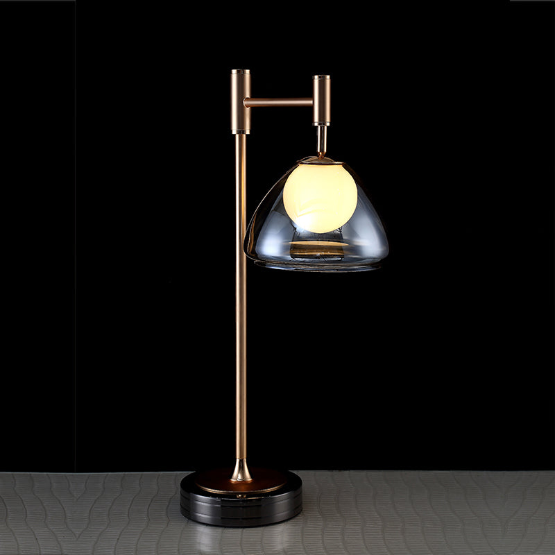 Lampada da comodino conica in ottone, lampada da comodino a LED modernista in vetro grigio fumo/cognac per comodino