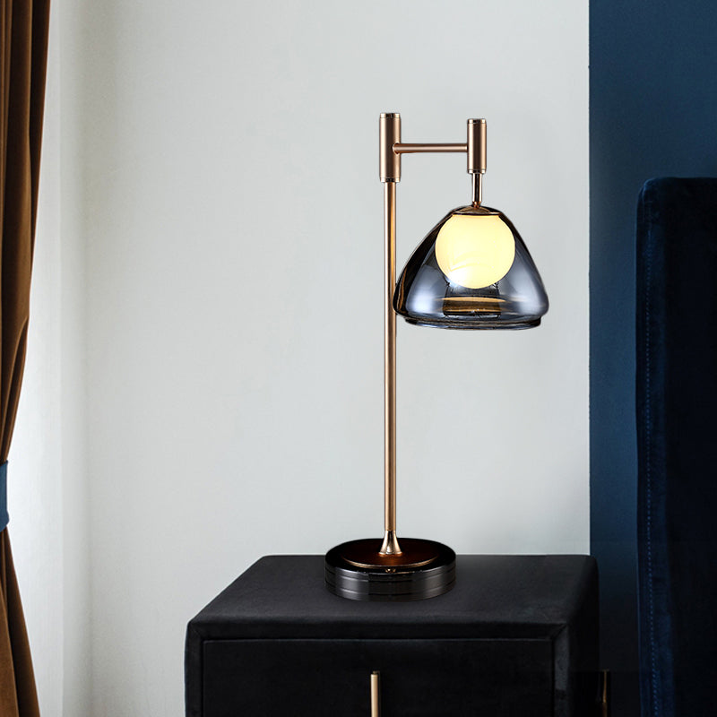 Lampada da comodino conica in ottone, lampada da comodino a LED modernista in vetro grigio fumo/cognac per comodino