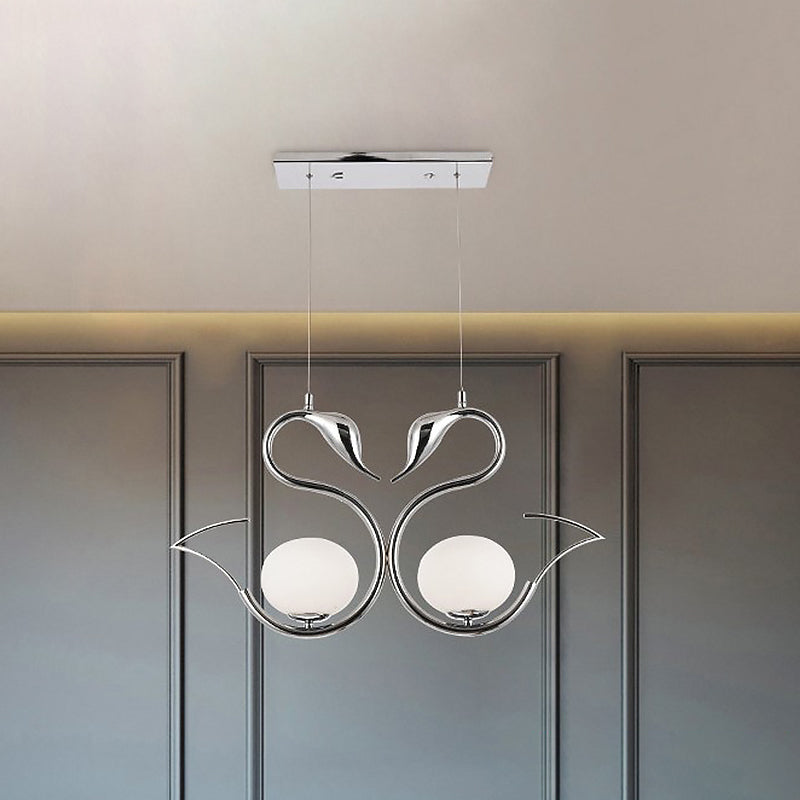 Metalen zwaanvorm Multi hanglamp Modernistische 2-licht chromen suspensielamp met orb witte matglasschaduw