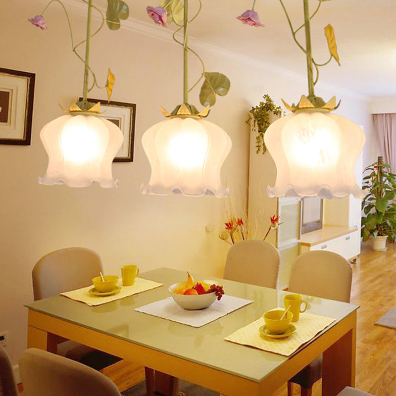 Grüne 3 Lichter down beleuchtet pastorale gefrostete Glasclusterblütenanhänger mit Salatkante und rund/linearer Baldachin