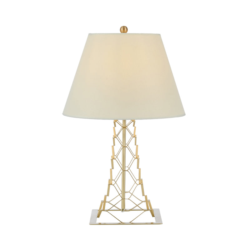 Lampada da tavolo con struttura a torre Lampada da notte moderna in metallo con finitura dorata a 1 lampadina con paralume conico in tessuto bianco