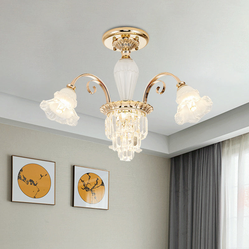 Zeitgenössische Blüte Semi Flush Light 3 Köpfe Opalglas Flush Mount Rampenlicht in Gold mit Kristalldekoration