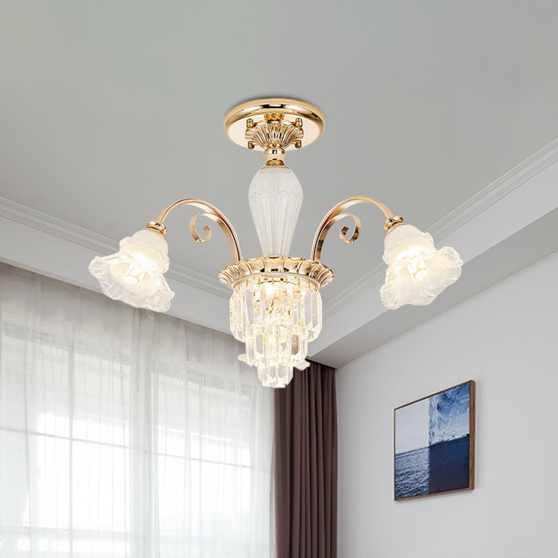 Zeitgenössische Blüte Semi Flush Light 3 Köpfe Opalglas Flush Mount Rampenlicht in Gold mit Kristalldekoration