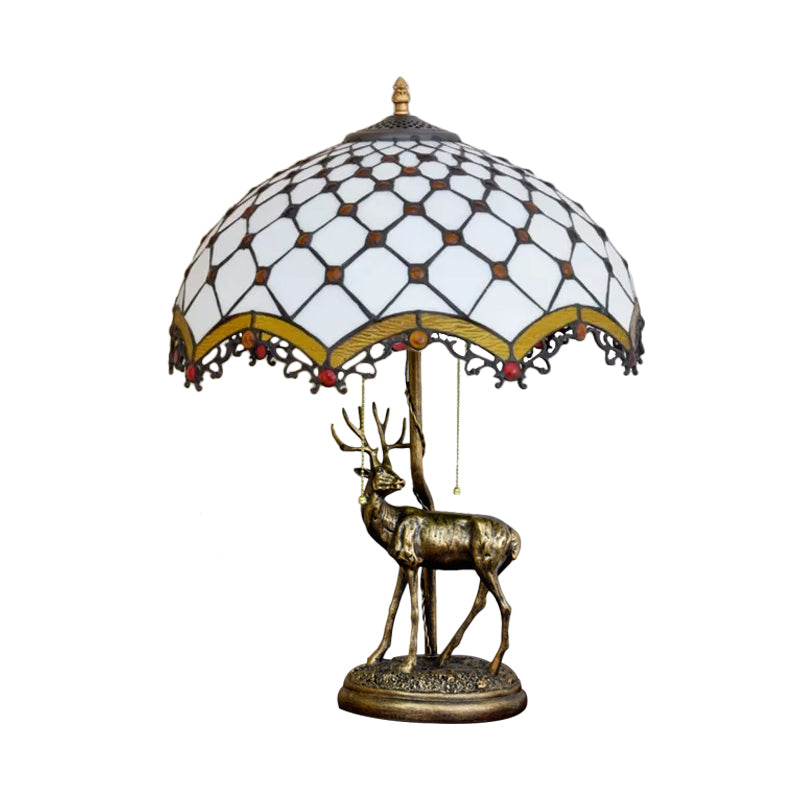 Wellenkantenkreuz-Schatten-Tisch-Licht 2-Kopf-Gelb-weiß/blau-brauner Tiffany Pull-Chain-Nachtlampe mit Hirschbasis