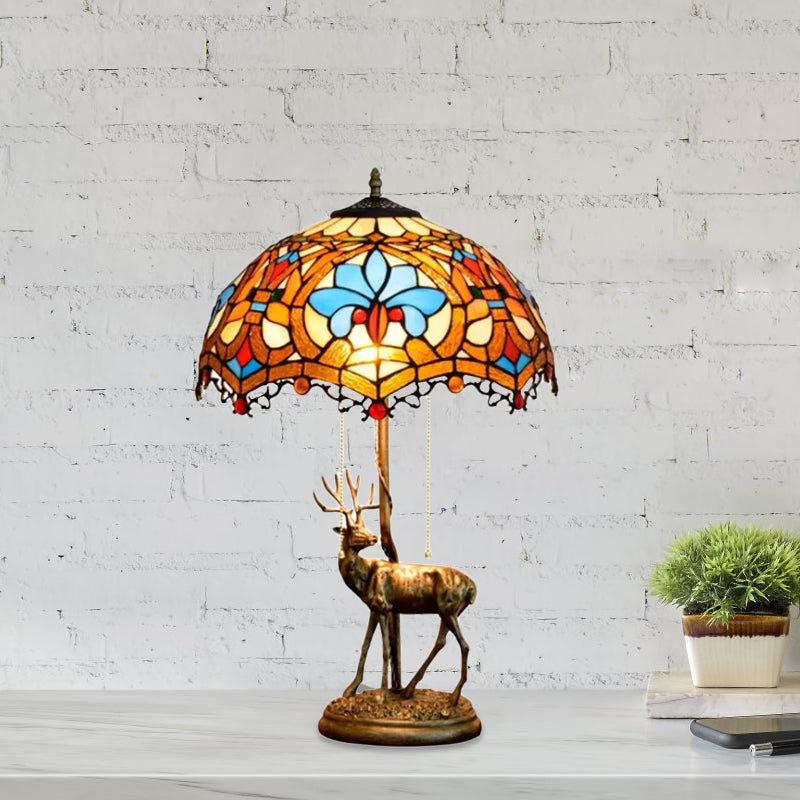 Wellenkantenkreuz-Schatten-Tisch-Licht 2-Kopf-Gelb-weiß/blau-brauner Tiffany Pull-Chain-Nachtlampe mit Hirschbasis