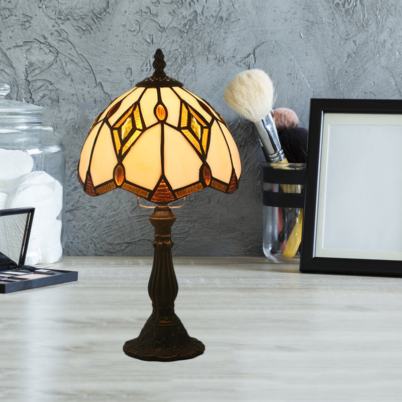 Lampada da scrivania a cupola in bronzo Mediterraneo 1 luce Lampada notturna con motivo a rombi in vetro beige