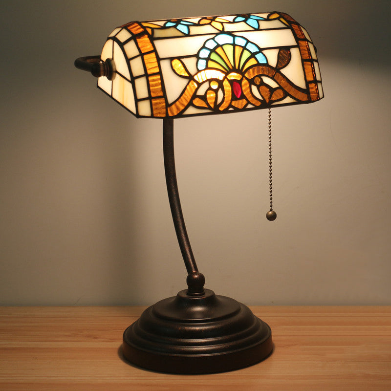 Tiffany Rhombus gemustertes Schreibtisch Beleuchtung 1 Kopf geschnittener Glaszielkettenkettentischlampe in Braun/Blau/Grün und Weiß