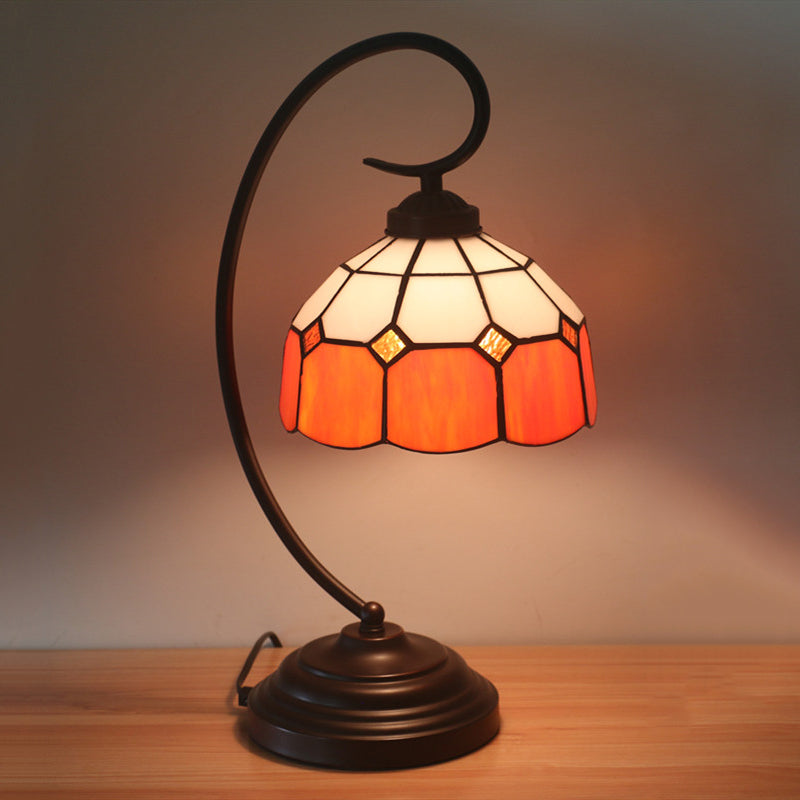 1 Kopfnetzkuppel Nachttisch Lampe Barock Orange/Blau/Gelb geschnittene Glasaufgabenbeleuchtung mit Wirbelarm