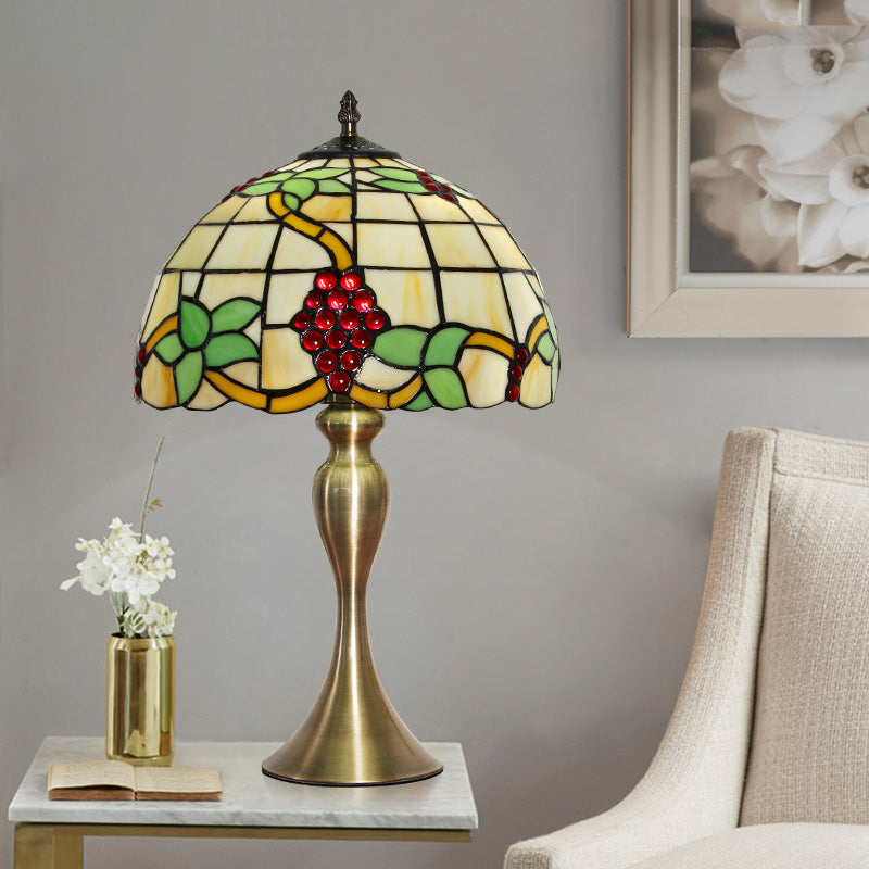 Gold Dome Form Nachttischlampe Victorian 1 hellfleckiges Kunstglas Trauben gemusterte Schreibtischbeleuchtung