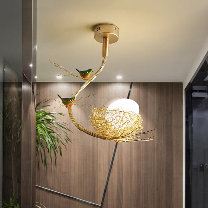 Rustikale Vogel -Eiform -Deckenkraut 3 Lichter Milch weißes Glas Golden Hanging Deckenlicht mit Zweig und Nest