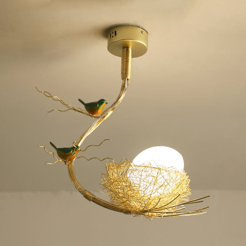 Rustikale Vogel -Eiform -Deckenkraut 3 Lichter Milch weißes Glas Golden Hanging Deckenlicht mit Zweig und Nest