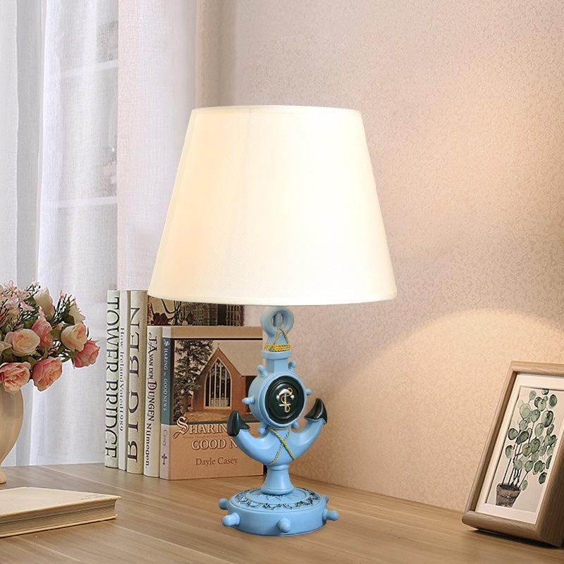 Mesa de resina de anclaje de forma de resina Mediterráneo 1 Bulbo Lámpara de escritorio azul claro con tono de tela blanca de barril